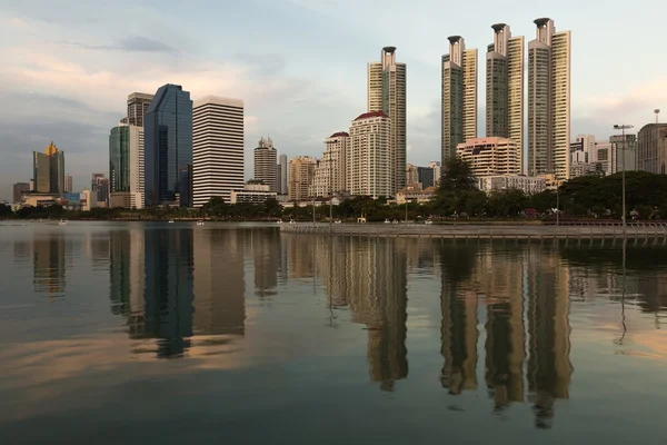 City of Bangkok Business park with water reflection during sunset — Stock Photo, Image
