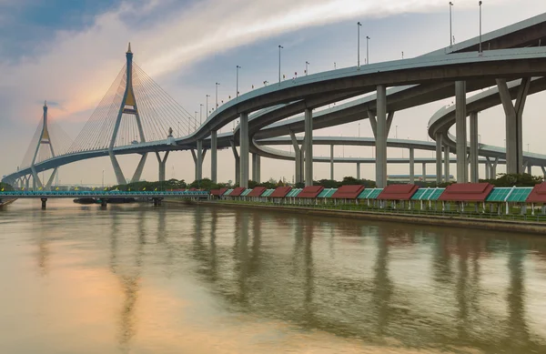 Bangkok ciudad Industrial Ring autopista con reflejo de agua — Foto de Stock