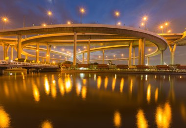 Büyük yükseltilmiş kavşak