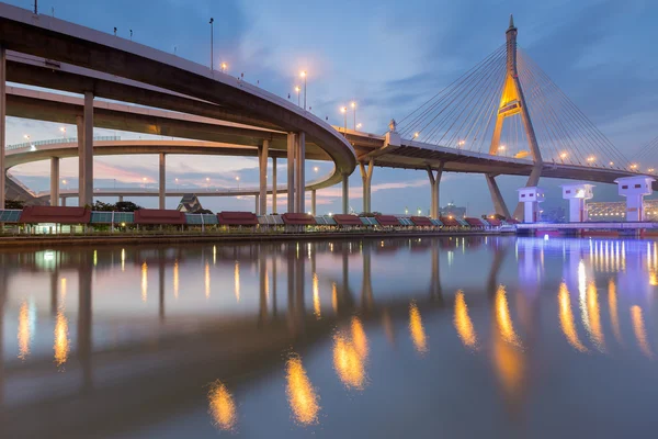 Visutý most zakřivené riverside — Stock fotografie