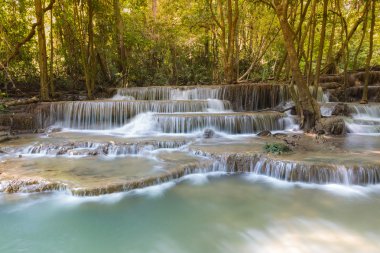 Güzel manzara mavi akım şelaleler derin orman ormanda görünümünü