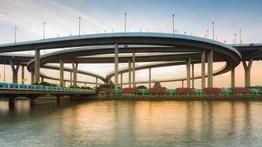 Bangkok otoyol çevre yolu su manzaralı günbatımı sırasında
