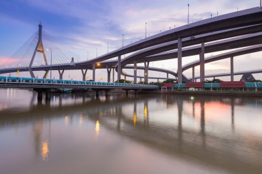 Köprü bağlanmak için Bangkok freeway süspansiyon alacakaranlık