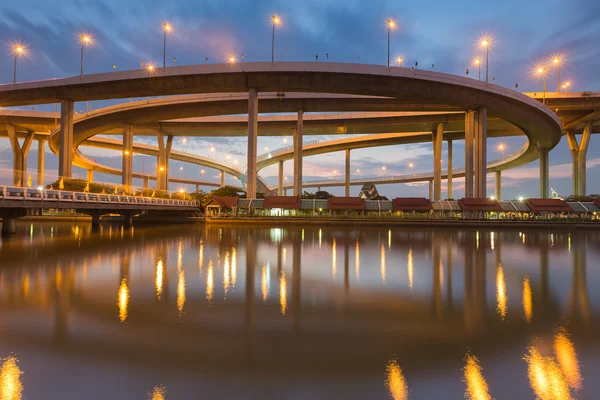 Intersecção do anel de viaduto da estrada durante a vista frontal do crepúsculo — Fotografia de Stock