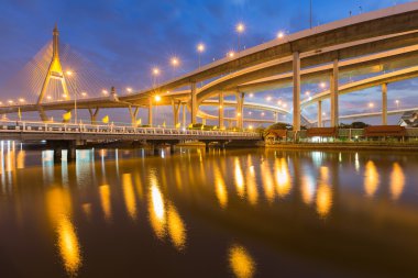Asma köprü ve otoyol nehir kavisli