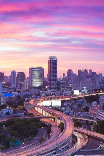 Dramatik gökyüzü ve Modern şehir manzarası ile kavşak Üstgeçit Bangkok'ta alacakaranlık sırasında Tayland