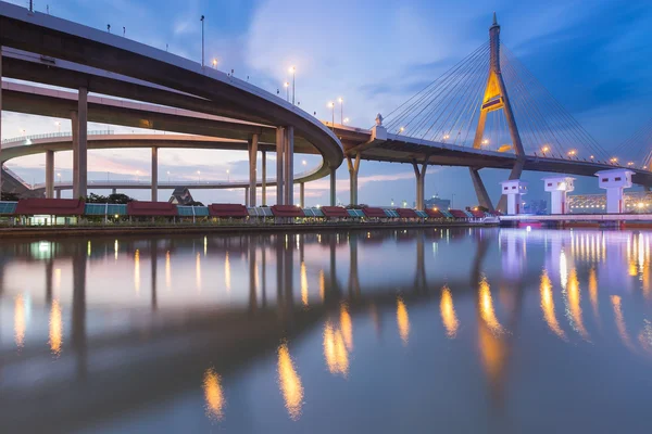 Hängebrücke verbindet Autobahnkreuz mit Flussufer — Stockfoto