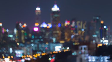 Bulanık şehir ışıkları gece görünümü