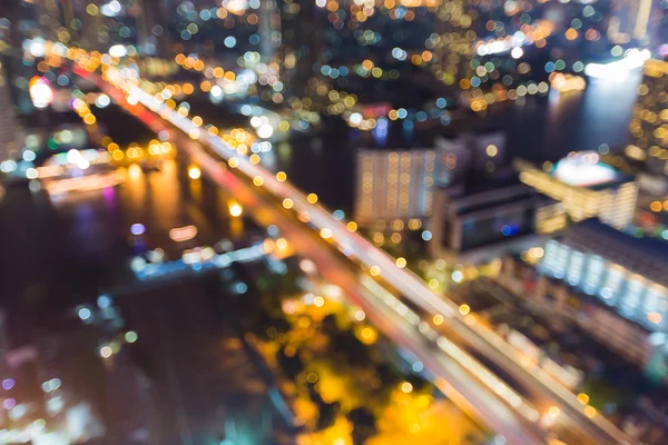 Résumé lumières floues ville pont traversant la rivière la nuit — Photo