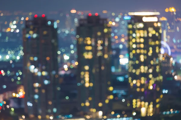 Flou bokeh ville lumières bâtiment de la ville la nuit — Photo