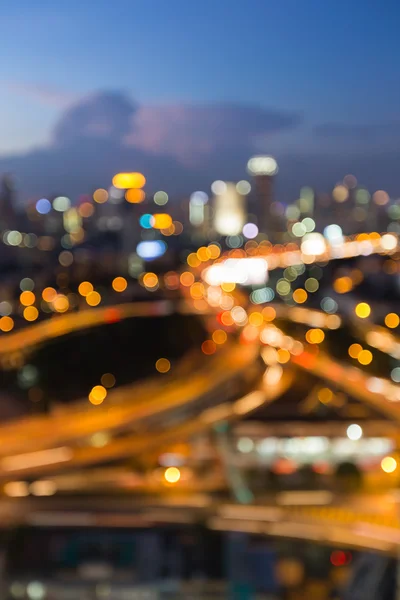 Havadan görünümü şehir yol kavşak alacakaranlık, bulanık bokeh açık renkli sırasında — Stok fotoğraf
