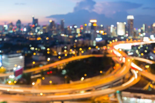 Havadan görünümü şehir yol kavşak, bulanık bokeh açık renkli — Stok fotoğraf