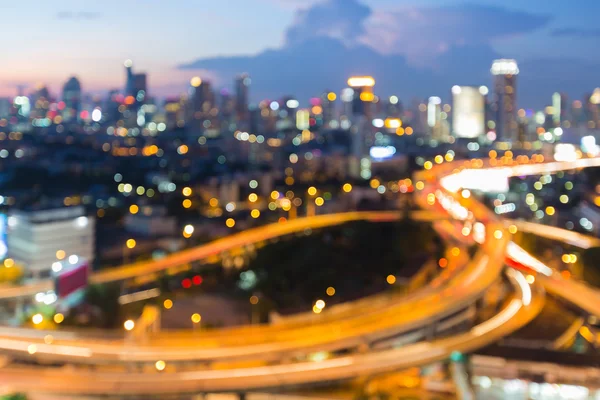 Vue aérienne carrefour routier de la ville, arrière-plan flou de la lumière bokeh — Photo