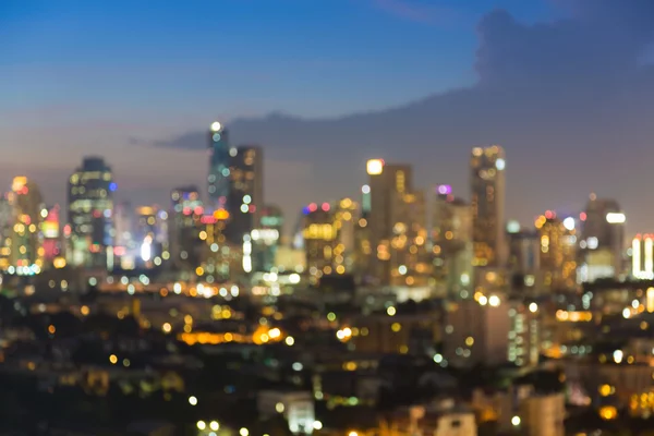 Città sfocata luce del centro durante il crepuscolo — Foto Stock