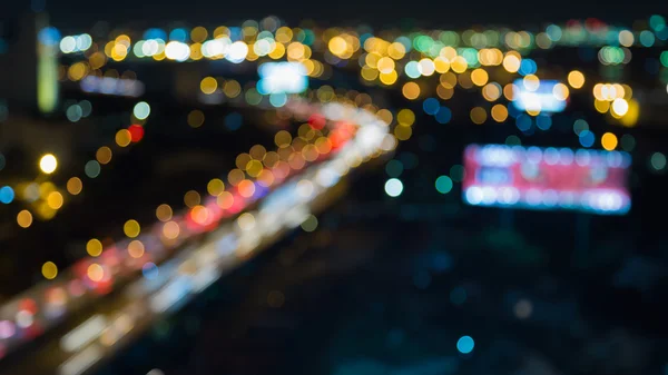 Abstraktní rozmazané bokeh městské dálnice zakřivený v noci — Stock fotografie