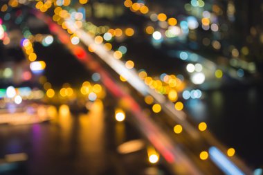 Gece, soyut bulanık bokeh açık renkli nehirde karşıya Köprüsü'nün havadan görünümü