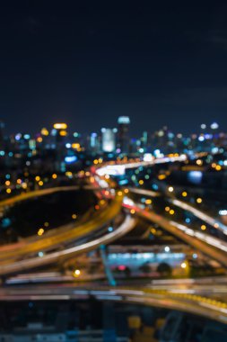 Gece görünümü bokeh ışık şehir yol deyimleri bulanık