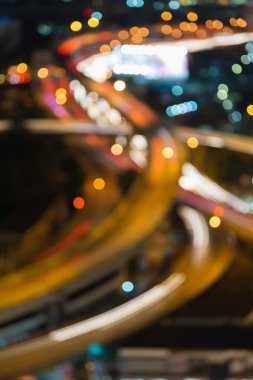 Soyut bulanık bokeh ışıklar gece, otoyol kavşağı havadan görünümü