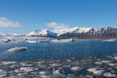 Jokulsarlon buzul Gölü ile açık mavi gökyüzü, İzlanda