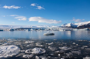 Güzel kış peyzaj üzerinde Jokulsarlon Gölü, İzlanda