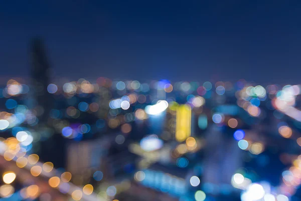 Vue aérienne des lumières du centre-ville la nuit, fond bokeh flou abstrait — Photo