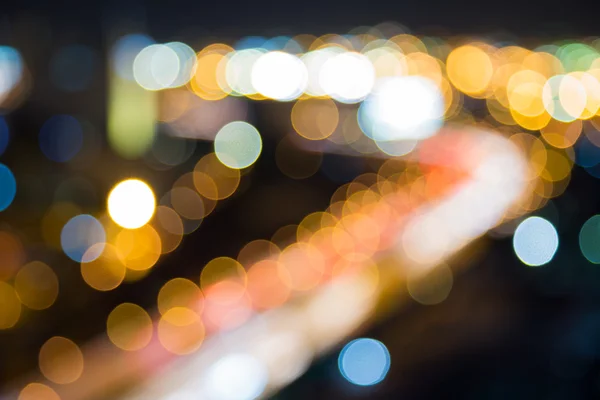 Kavisli, şehir Otoban yol soyut bulanık bokeh arka plan gece görünümü — Stok fotoğraf