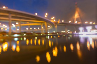 Asma köprü ve otoyol kavşağı, gece, soyut bulanık bokeh arka plan yansıması.