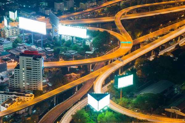 Förhöjda expressway och stadsbilden på natten — Stockfoto