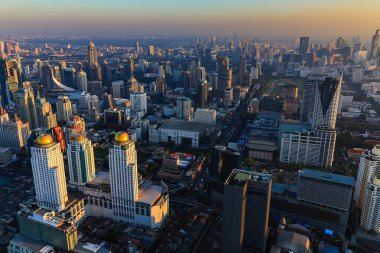 Şehir manzarası havadan görünümü güzel gökyüzü günbatımı sırasında ile