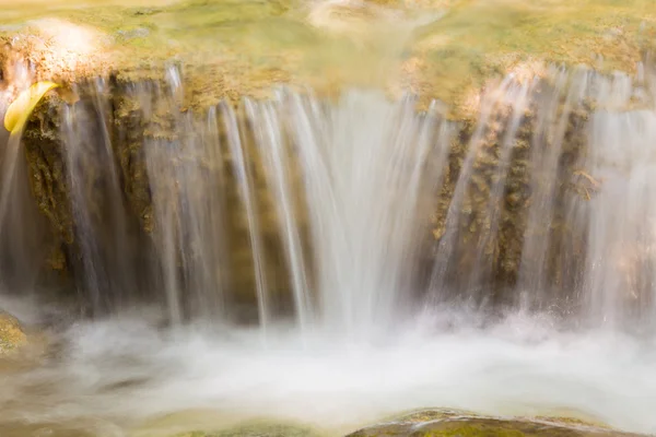 Paredes de água de fluxo azul na floresta profunda — Fotografia de Stock