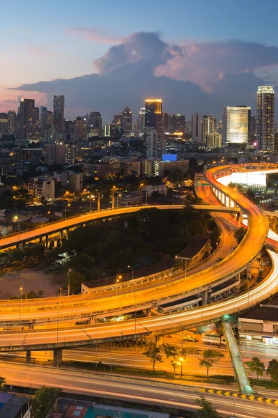 Vista aérea cidade centro da cidade e rodovia trocada — Fotografia de Stock