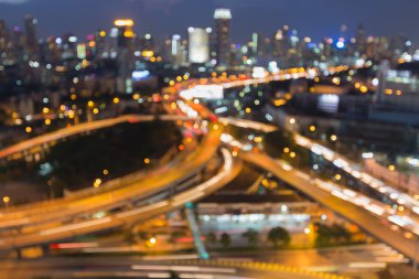 Bulanık bokeh güzelliği cityscape ışıklar ve yol gece görünümü deyimleri