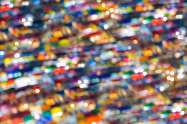 Gece, bulanık bokeh ışıklarında renkli serbest piyasa