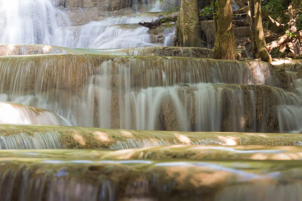 Fechado múltiplas camadas de água cai na floresta profunda — Fotografia de Stock