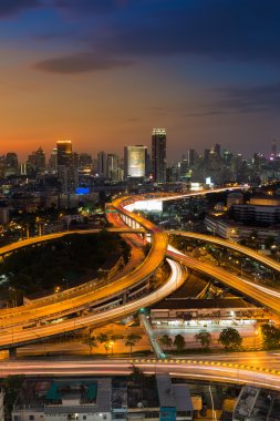 Havadan görünümü şehir şehir otoyol kavşağı güneş battıktan sonra güzel gökyüzü
