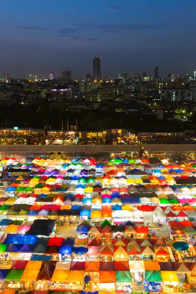 Вид с воздуха Рынок выходных в центре города ночью — стоковое фото