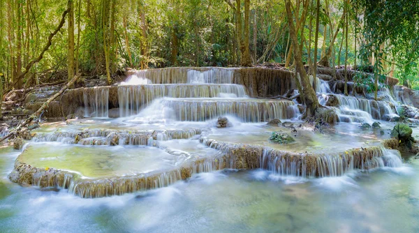 Hermosa caída de agua del bosque profundo en el parque nacional de Tailandia — Foto de Stock