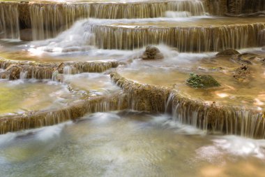 Birden çok katman doğal şelale kadar kapalı