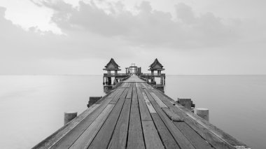 Siyah beyaz görünümü ahşap köprü