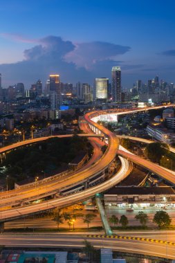 Alacakaranlık şehir yükseltilmiş deyimleri