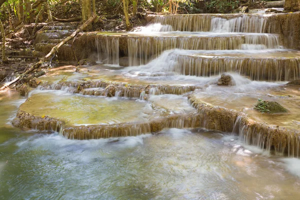Fechado acima cachoeiras tópicas naturais do córrego — Fotografia de Stock