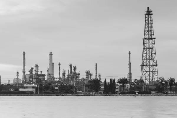 Refinería de gasolina y torre frente al río —  Fotos de Stock