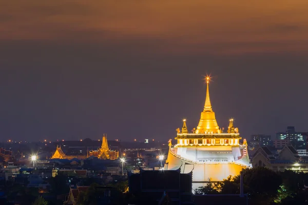 Gyllene berget templet mest Landmark Bangkok Thailand resor under solnedgången — Stockfoto