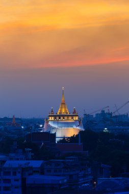 Altın dağ tapınak günbatımı, en ünlü Tayland simge sonra