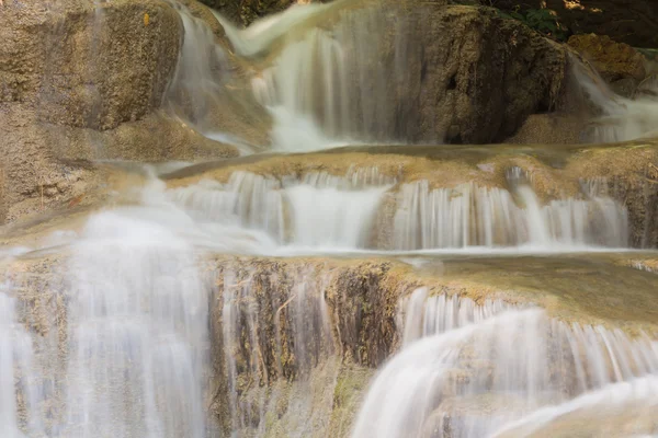 Tiefe Waldwasserfälle hautnah erleben — Stockfoto