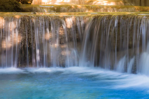 Cascadas de aguas profundas del bosque azul en el parque nacional —  Fotos de Stock