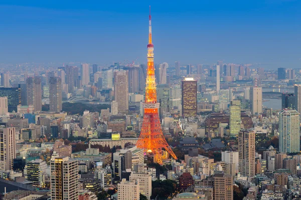Torre de Tóquio skyline durante o crepúsculo — Fotografia de Stock