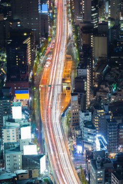 Havadan görünümü şehir yol uzun pozlama gece görünümü