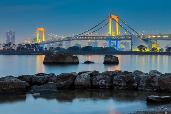 Сумерки в Токийском заливе на Радужном мосту — стоковое фото