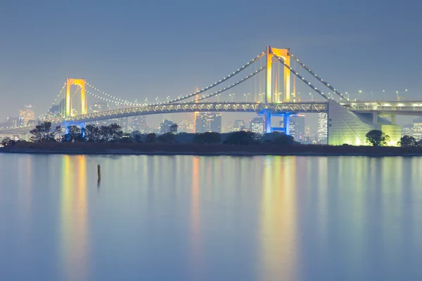 Twilight a szivárvány hídon waterfront — Stock Fotó